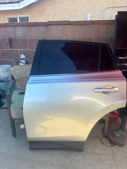 LEFT DRIVER SIDE REAR DOOR 2015 TOYOTA RAV4 (SILVER) WITH HINGES.