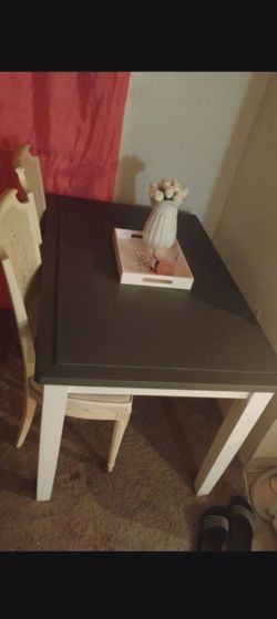 Table kitchen nice 3 to 3.5 I think long and 2.5 feet wide maybe just guesstimating