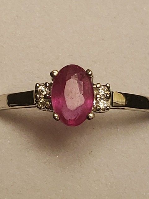 💍10kt white gold .55 carat💎 oval cut African ruby 💎with 4 diamond accents ring size 7