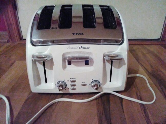 LIKE NEW "T-FAL AVANTE DELUXE" 4 SLICE TOASTER W/ BAGEL SETTING