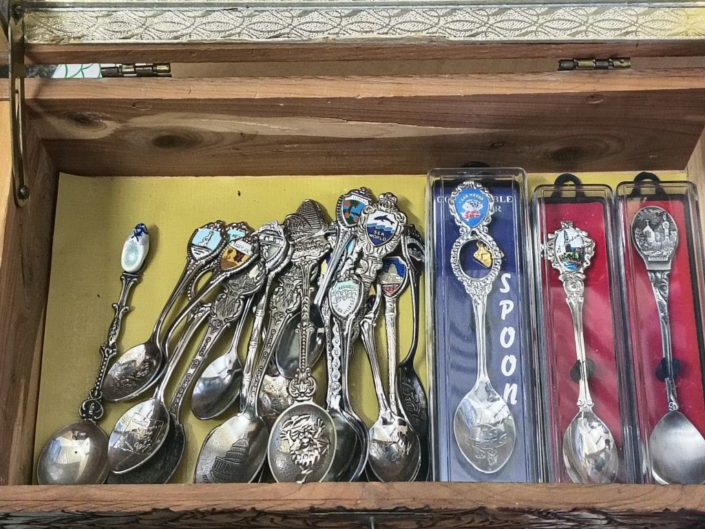 VINTAGE SOUVENIR SPOONS WHOLE LOT
