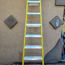 8ft Louisville Fiberglass Ladder | Escalera