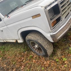 White Ford 1984  4x4 