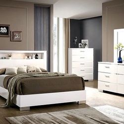 Brand New Elegant Rosdorf Park Queen Size Bedroom Set 