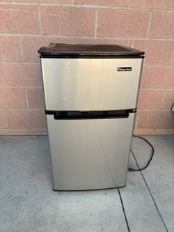 3.1 cu. ft. Mini Fridge in Stainless Look. It works fine. Top plastic cover is crooked.