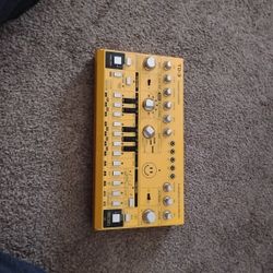 ANALOG BASS LINE SYNTHESIZER