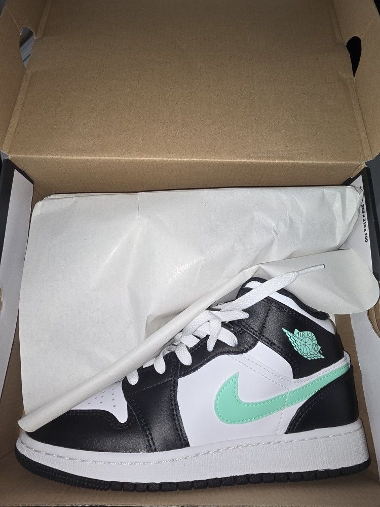 Brand New Kids Tennis Shoes!! Size 4, Never Worn.