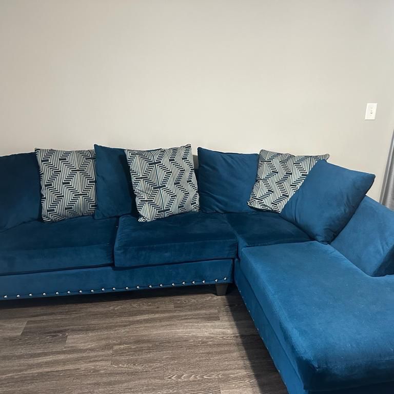 Sectional Couch Includes Accent Pillows