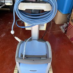 DOLPHIN M600 Pool Cleaner