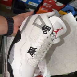 Jordan 4’s white cement size 9