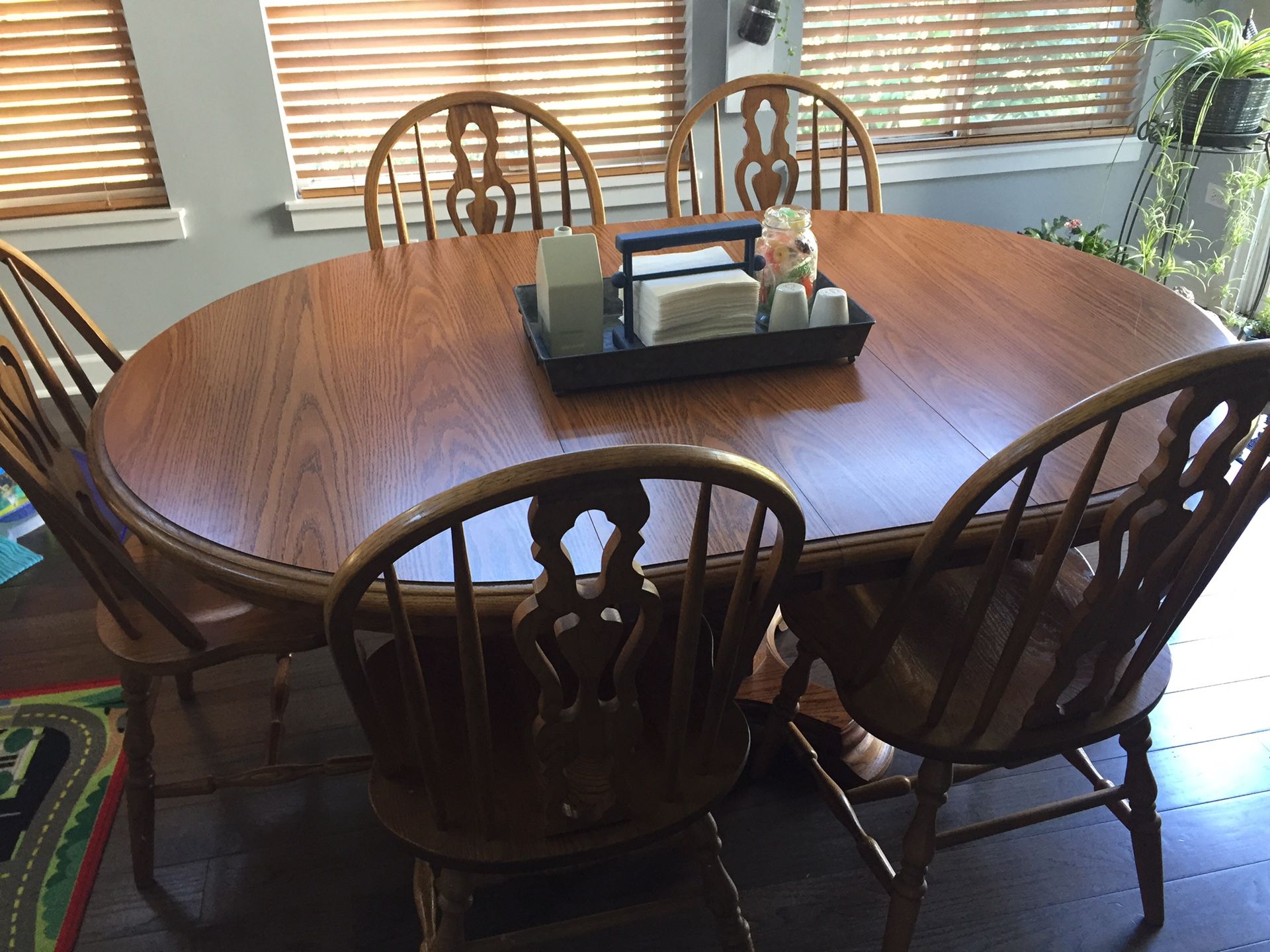 Oak kitchen table (48x48) 5 chairs and 2 leaves (68x48)