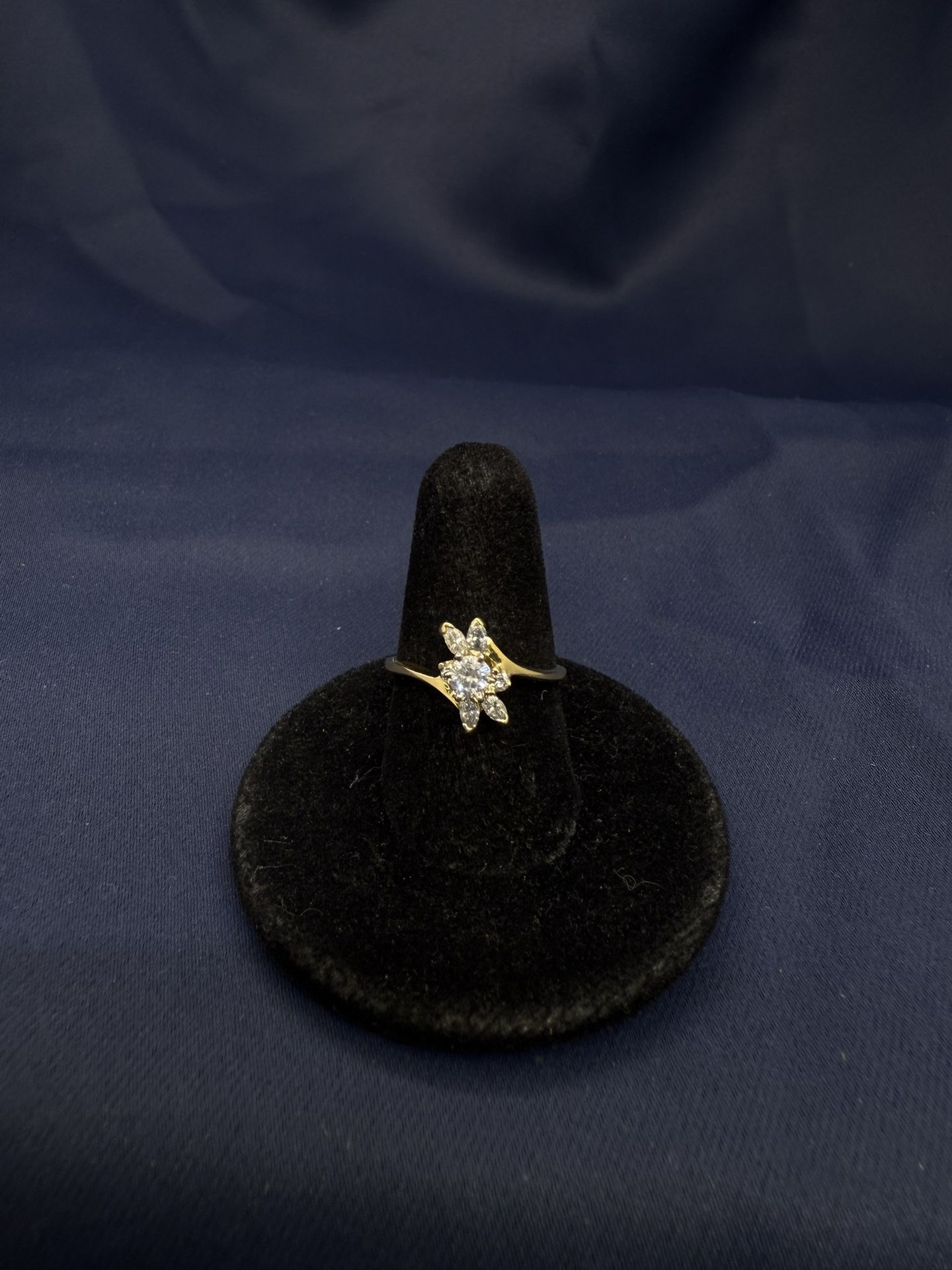 18KYG Round Brilliant/ Marquise Cluster Ring