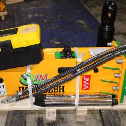 Mini Excavator Caterpillar CAT-303, JMA303BH Silence Hammer. It Fits with 3-4 Tons Machine.