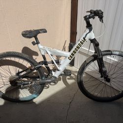 Cannondale Super V 700 mountain bike, Collectors Frame $200 Firm On Price