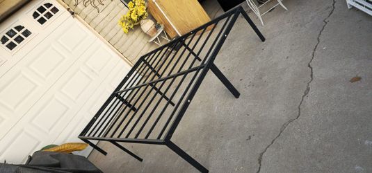** Queen Size metal platform bed frame **