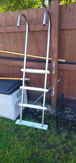 Pool ladder