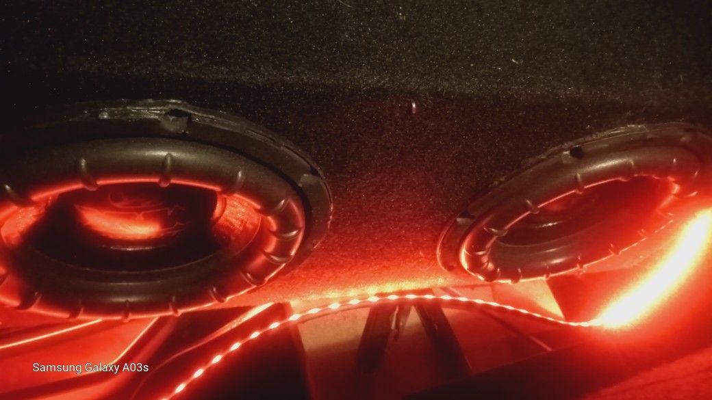600watt Each 8inch Subs In A Sealed Box