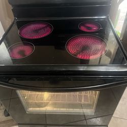 FRIGIDAIRE BLACK GLASS TOP ELECTRIC STOVE