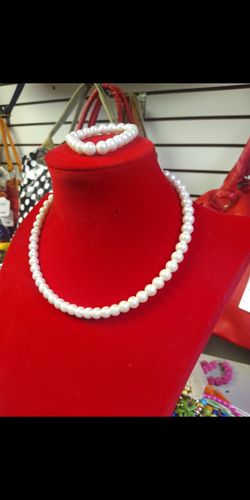 Pearl necklace and bracelet