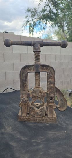 vintage Armstrong Manufacturing Co. pipe vise