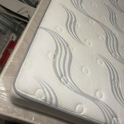 QUEEN MATTRESS WITH QUEEN BOX SPRING 