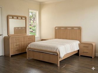 Beautiful modern queen bedroom set in great condition! 🤍