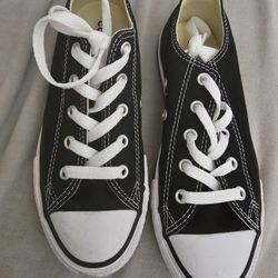 Kids size 1 black converse! Like New worn once


