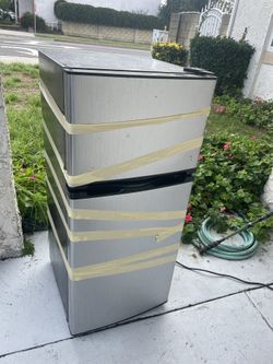 Insignia 4 Foot Mini Fridge With Top Freezer