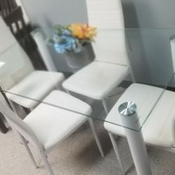 DINING TABLE WITH 4 CHAIRS BRAND NEW 