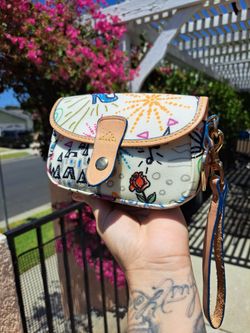 Dooney & Bourke Disney Parks Sketch Flap Wristlet Bag White Heart Hangtag