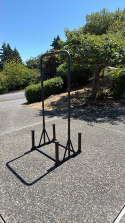 Freestanding pull up bar with adjustable base