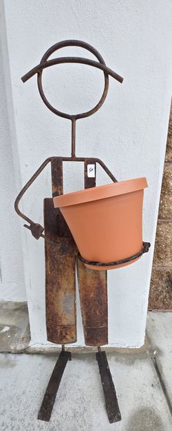 Handmade Metal Outdoor Sculpture. 32"T. PLEASE READ DESCRIPTION 