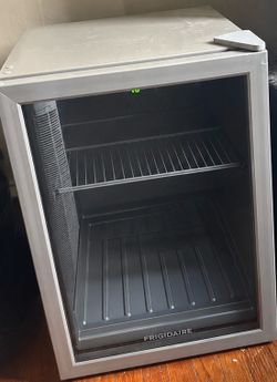 Frigidaire 2.6-cu ft Mini Fridge ( Silver )