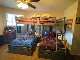 Triple bunk bed