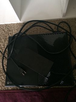 Black Xbox 1 console it doesn’t come with controller