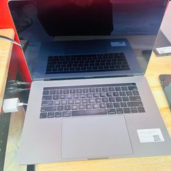 MacBook 15 inch 2018 16 ram i7 ram 1 tb