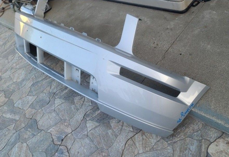 2005 - 2009 FORD MUSTANG FRONT
BUMPER COVER SILVER GENUINE USED
OEM. YD