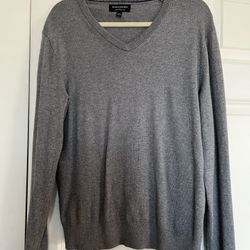 It’s Very Good Sweater It’s For Men’s Made By Banana Republic The Color Is Grey. The Size Is Medium.