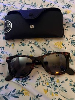 Never worn women’s Ray Ban Sun glasses