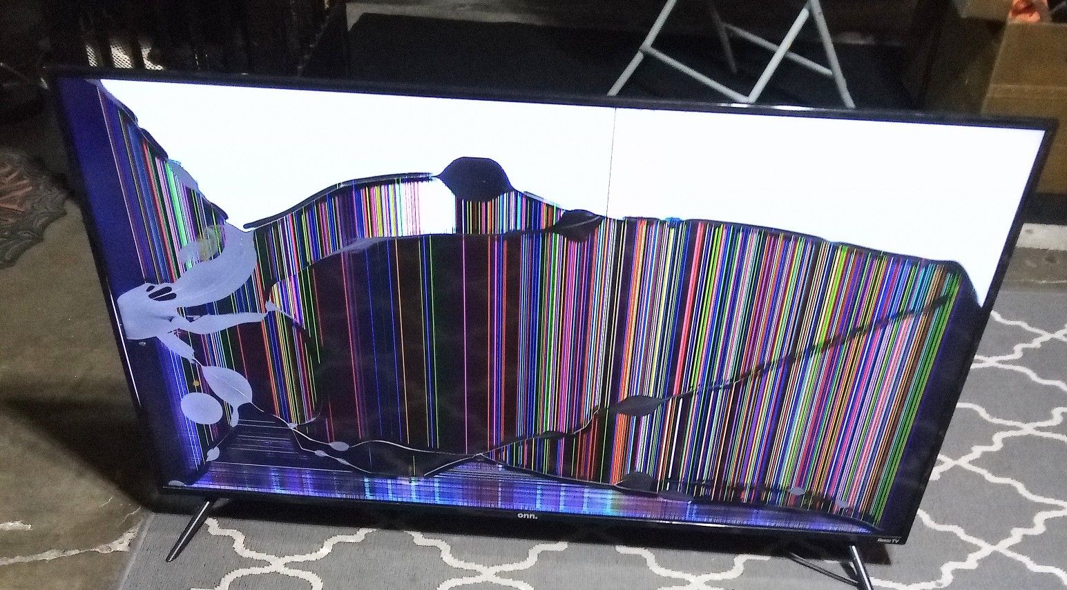 50" inch smart tv onn roku tv 100012585  Cracked Screen