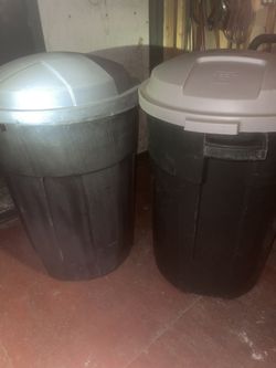2-32 Gallon Rubbermaid Roughnecks