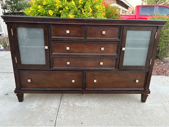 Solid Wood Dresser Chest of Drawers Furniture Great Condition