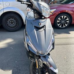 BRAND NEW SCOOTER 🛵 SS50 Street legal ✅ Automatic ✅ 4 stroke ✅ 90MPG✅ 50cc✅ USB CHARGING PORT 🔋🔌 Different colors available Black 🖤, blue 💙,