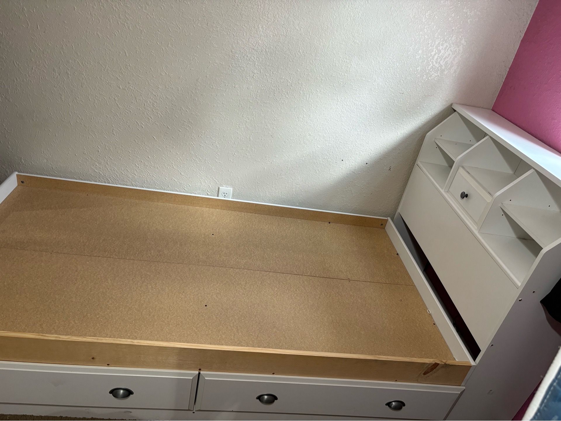 Twin bed with drawer space