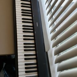 Yamaha Portable Grand Np-30 Keyboard (FOR PARTS OR REPAIR)