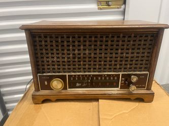 Beautiful vintage Zenith K731 AM/FM tube radio from the early 1960s