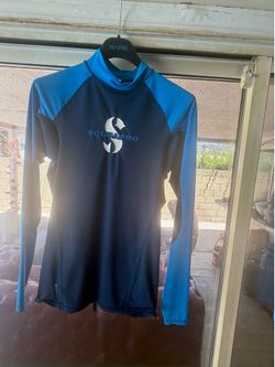 Special price, pre-owned. Scubapro sun protection top—UPF 80 T-FLEX long-sleeve shirt (men's), size M.