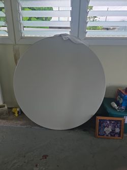 Round folding tables