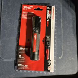 Milwaukee 800 Lumens LED USB Rechargeable Fixed Focus Flashlight 