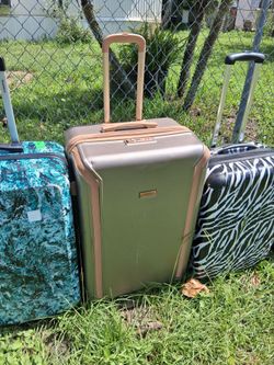 NICE LARGE PULL ALONG LUGGAGE